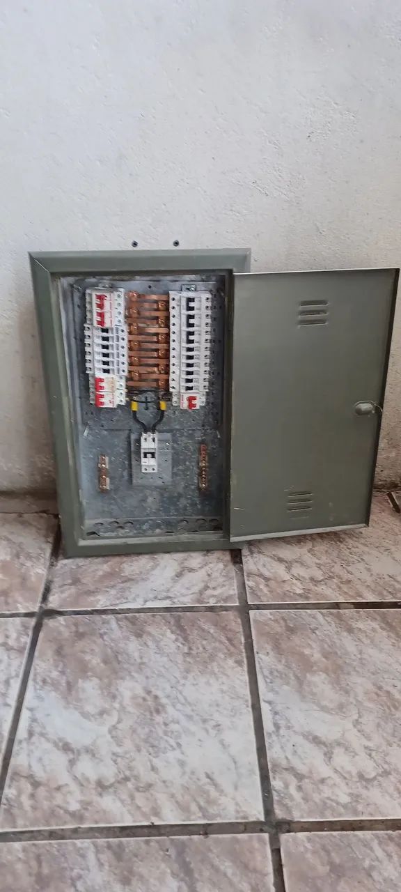QUADRO DE DISTRIBUIÇÃO GABINETE DE AÇO /// R$750,00