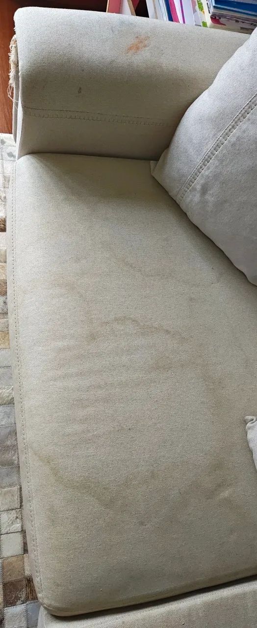 Sofá 3 lugares linho - tecido com manchas e pequenos rasgos - Foto 4