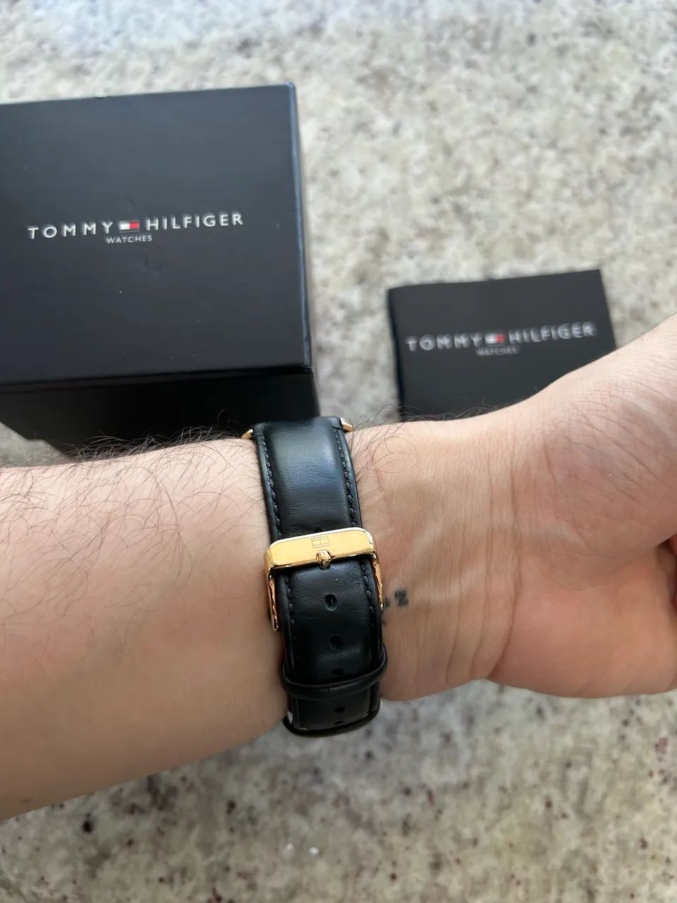 Relógio Tommy Hilfiger Miles - Couro Preto e Ouro Rosa - Foto 4