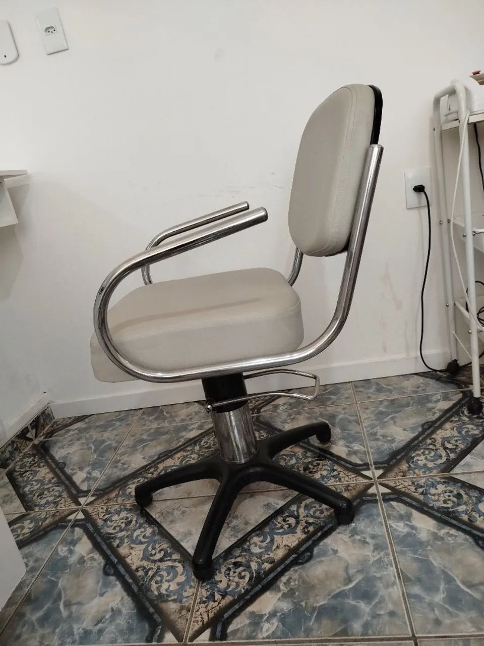 Vendo poltrona fixa de salão ou clínica. - Foto 3