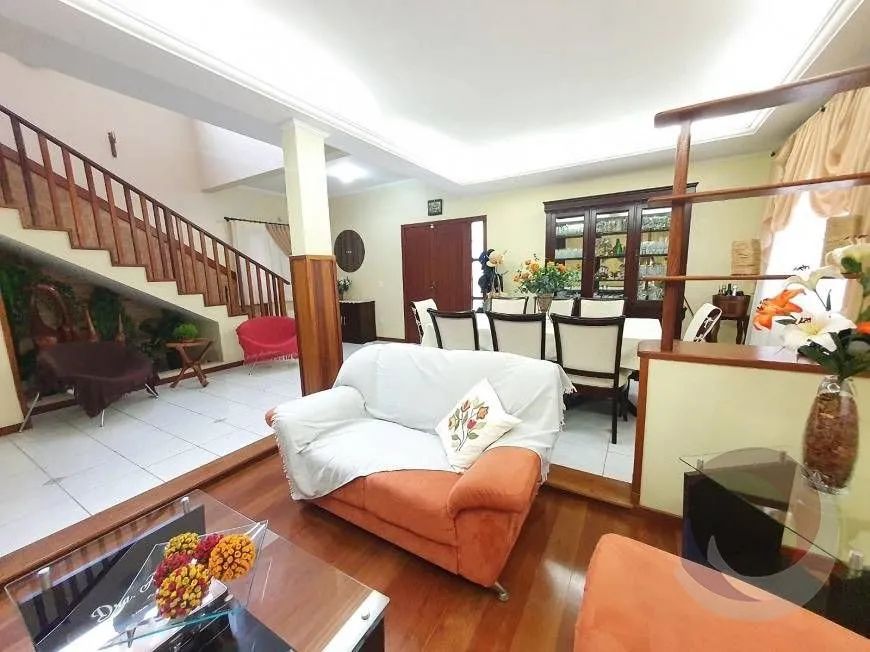 Casa de 250m² com quartos sendo 1 suíte no Carianos