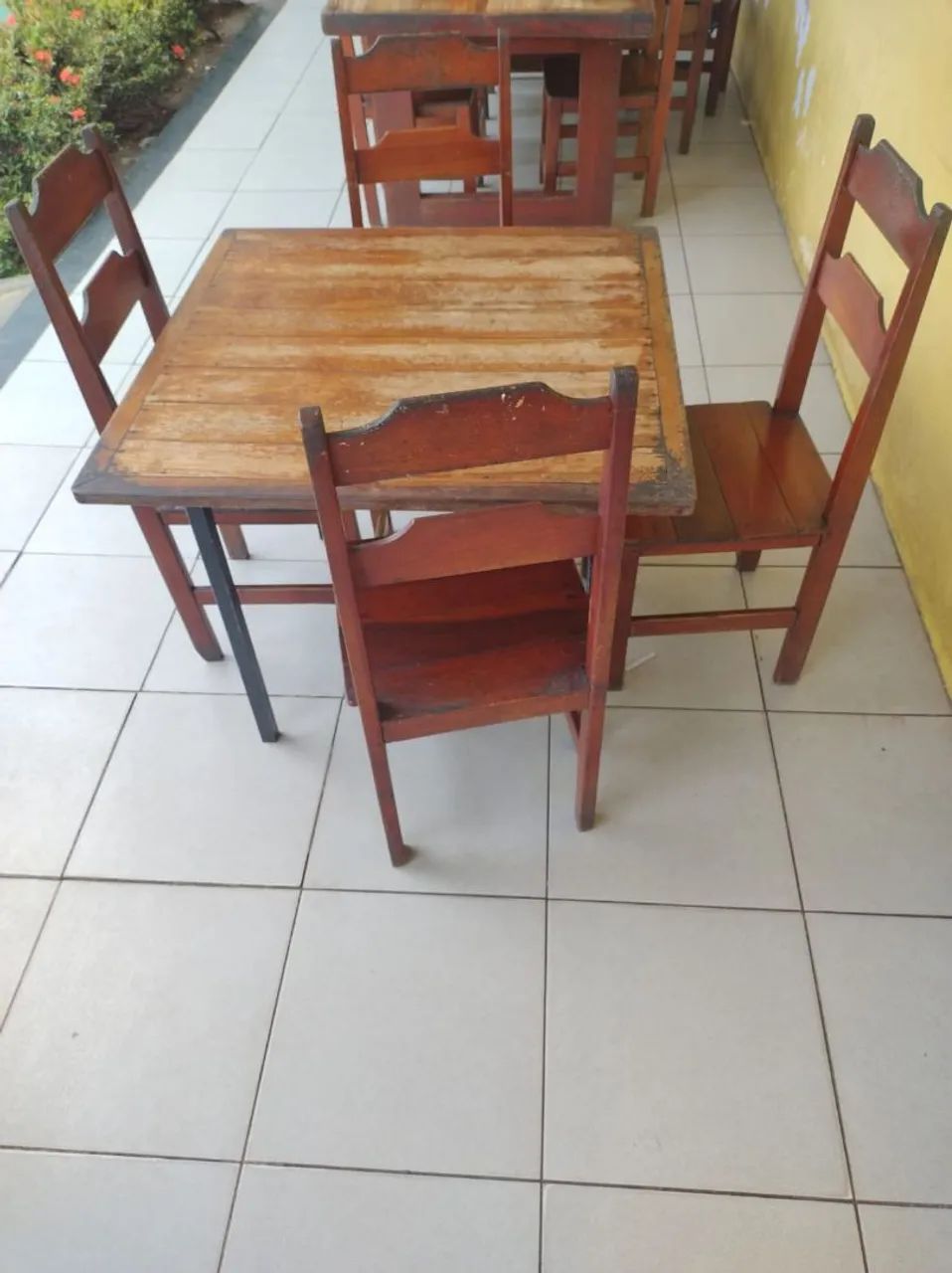 Vendos jogos de mesa de madeira com 4 Cardeira. - Foto 4