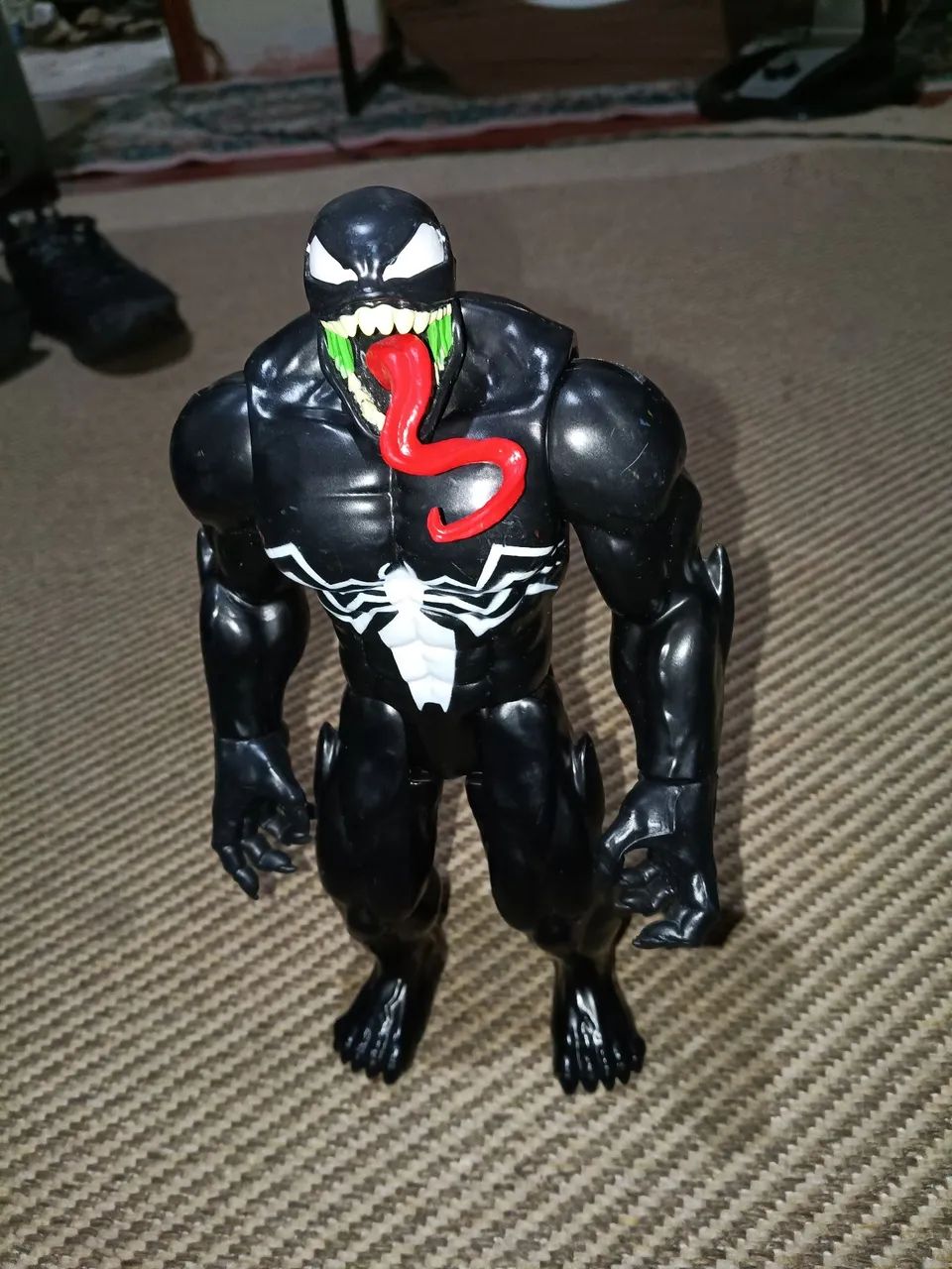Boneco Venom da Hasbro 30cm - Foto 2