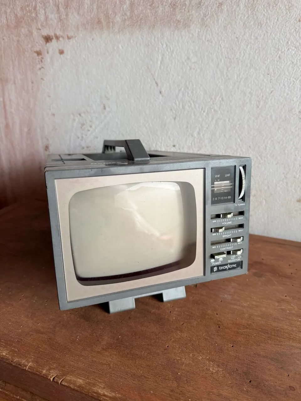 Mini tv retrô broksonic antiga ( sem teste) sem garantia  - Foto 3