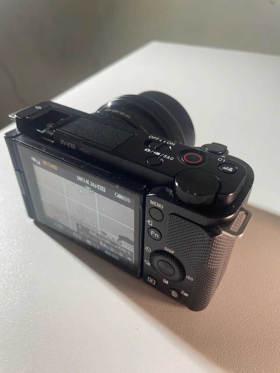 Sony zv-e10, com lente do kit, e cage da smallrig - Foto 5