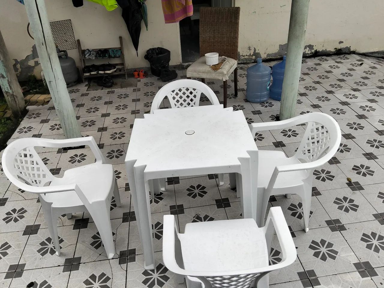 Mesa de plástico com 4 cadeiras novas 