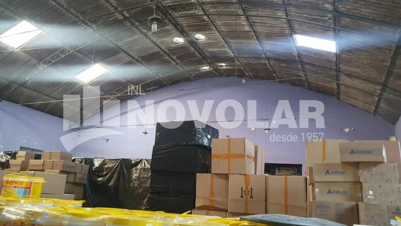 Galpão industrial com 750 m² de área construída, Área total de 900 m² - Foto 2