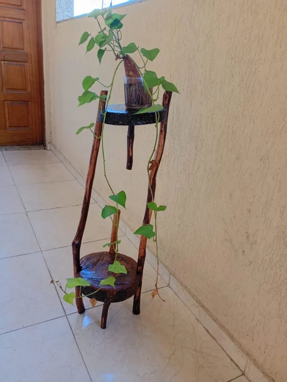 Aparador de plantas em madeira 