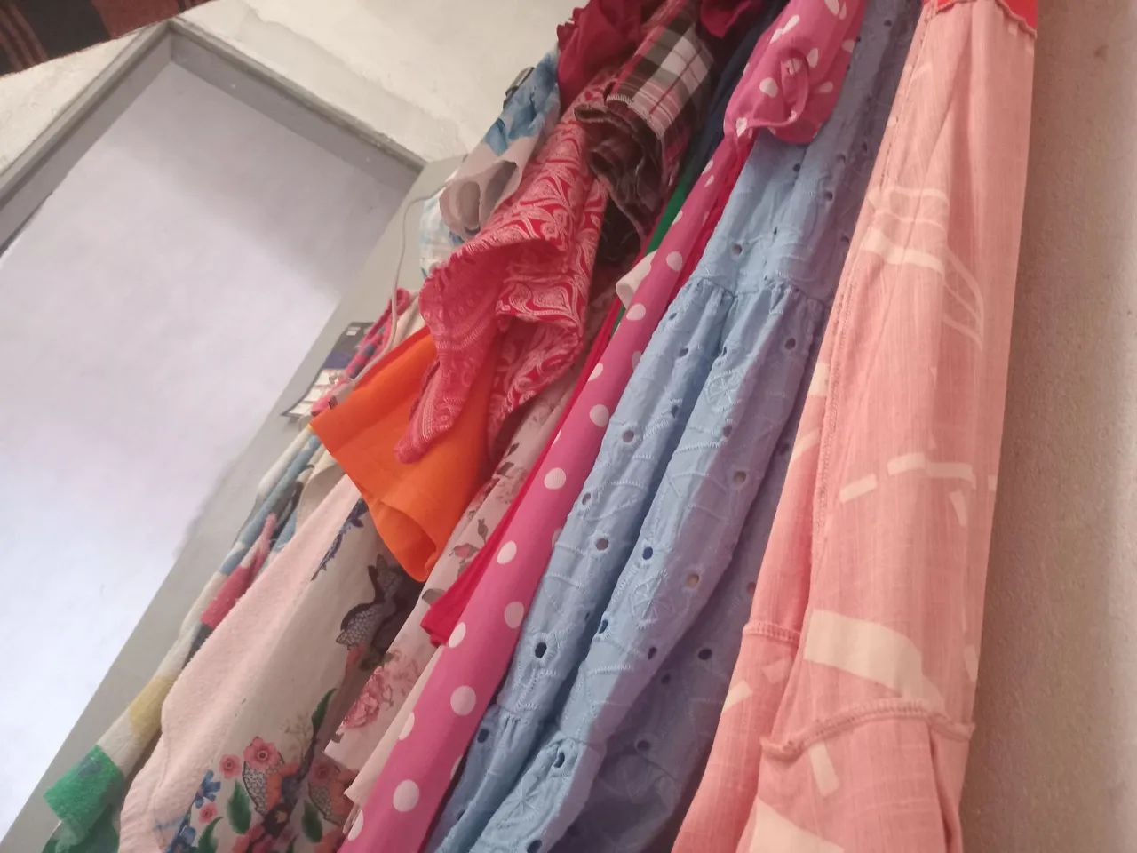 Roupas e sandalinha bazar