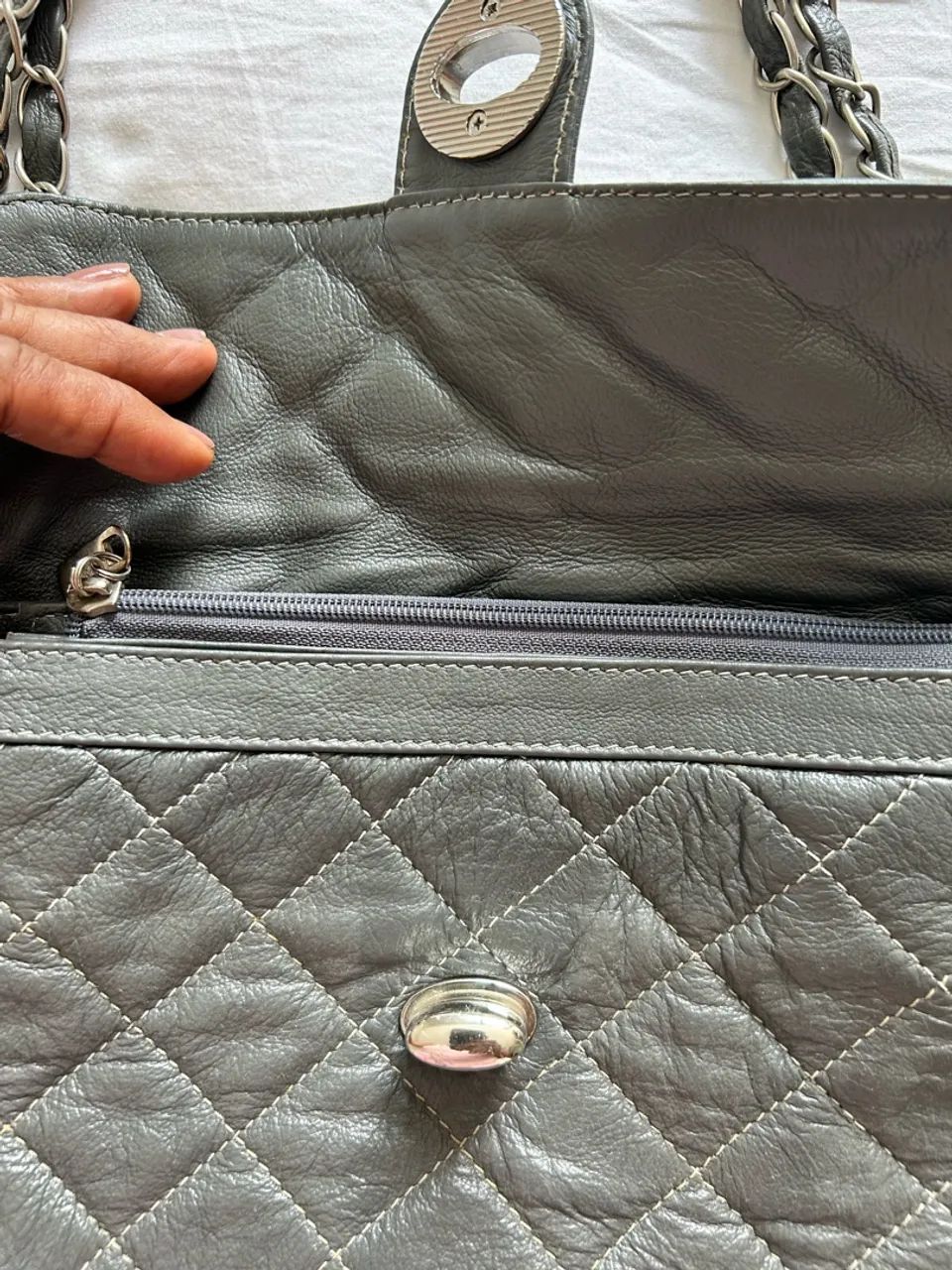 Bolsa modelo Chanel em couro original Cinza - Foto 2