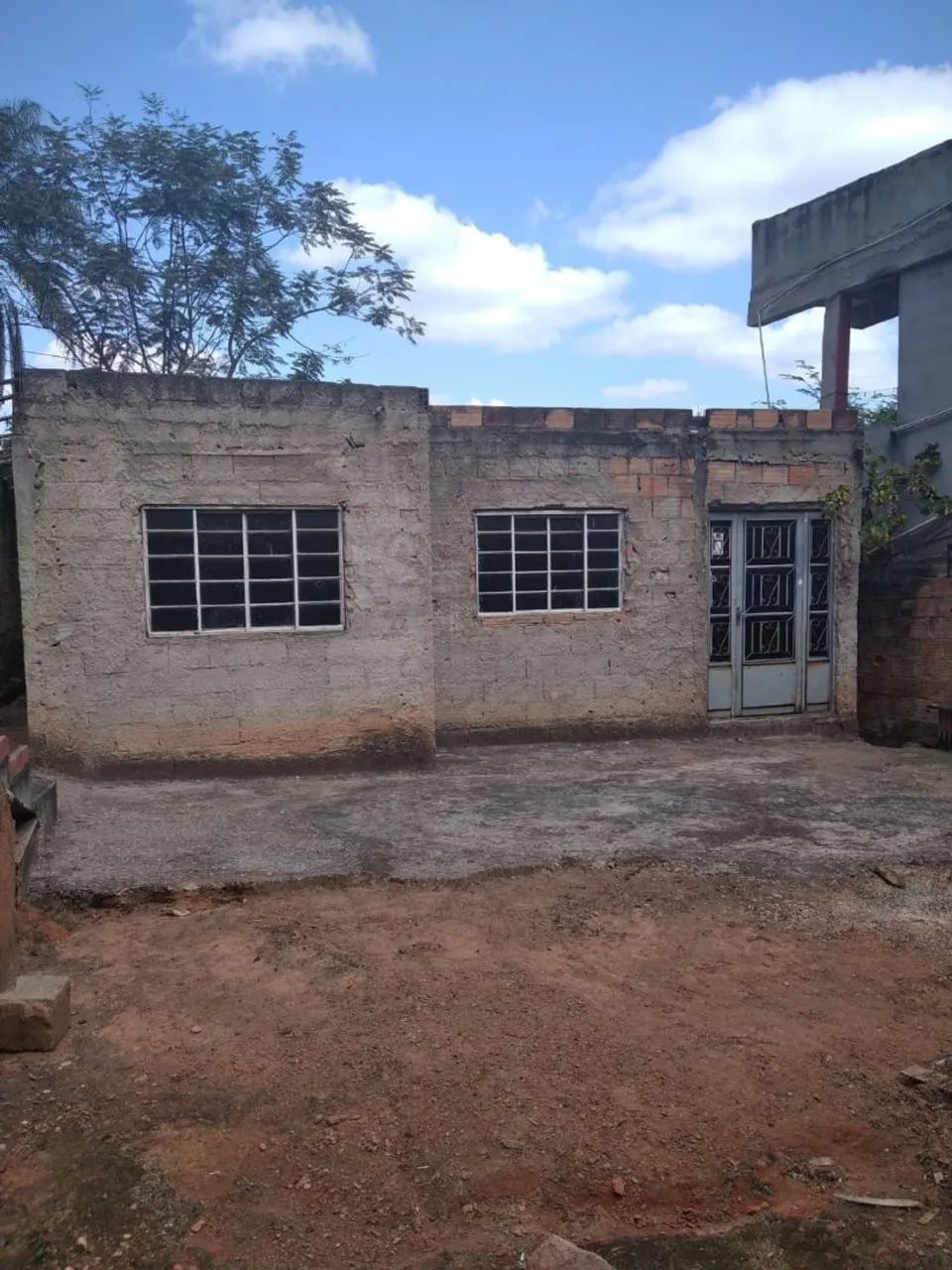 Lote com casa sem acabamento 