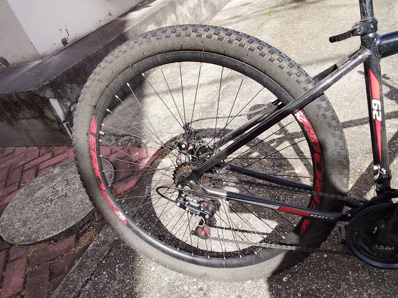 Bicicleta Aro 29 seminova em perfeito estado 2 meses de comprado  - Foto 3