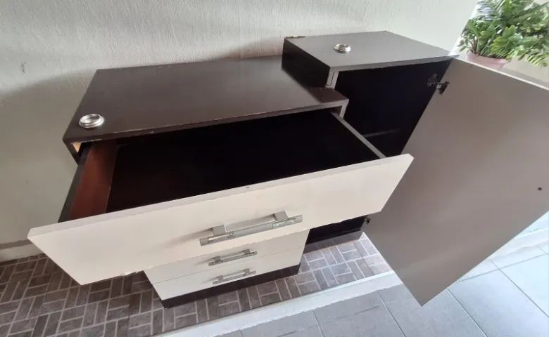 CÔMODA E SAPATEIRA DE MADEIRA COM 05 GAVETAS E 1 PORTA PARA QUARTO (USADO) - Foto 4