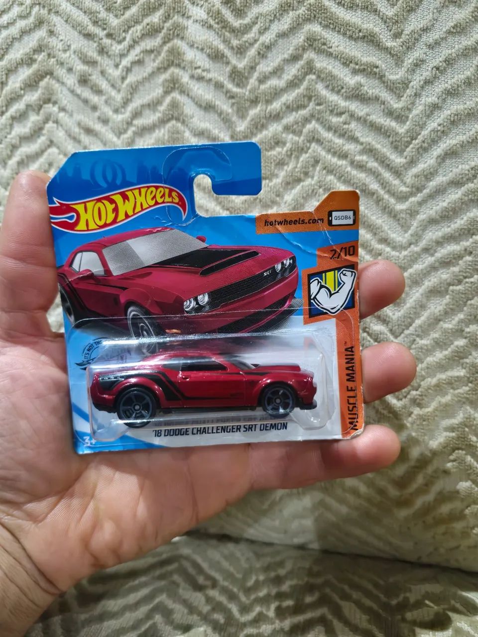 Hotwheels DODGE CHALLENGER na cor vinho uma raridade - Foto 5