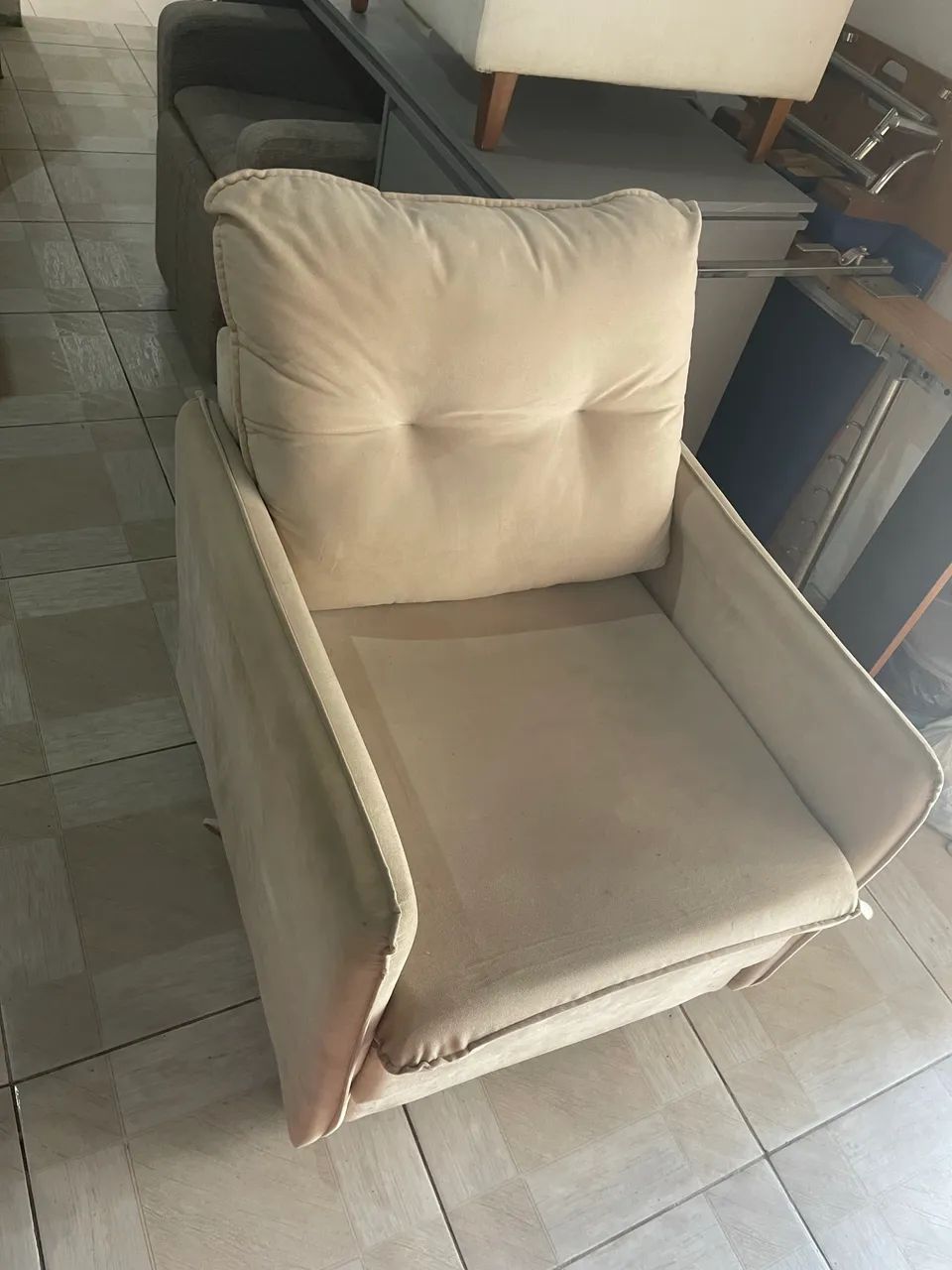 Poltrona decorativa em veludo bege 