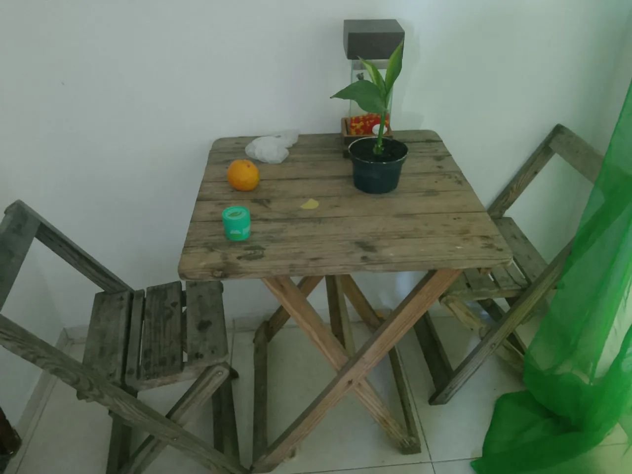 Mesa de madeira com 3 cadeiras 
