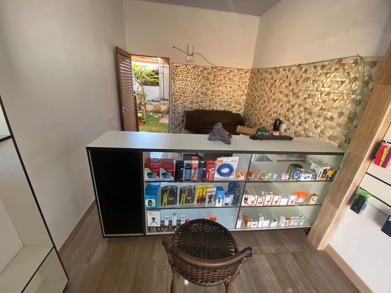 Balcão expositor MDF com vidro+ produtos