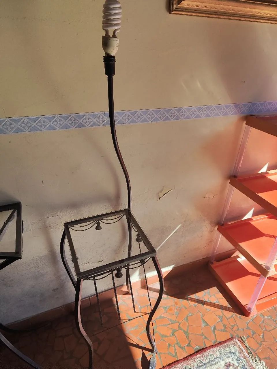Mesa de canto com abajour