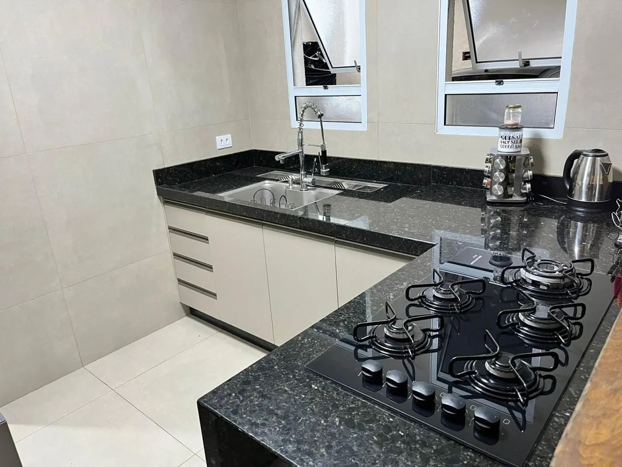 Elegância Rústica e Acabamento Perfeito: Uma Casa Única à Venda - Foto 2