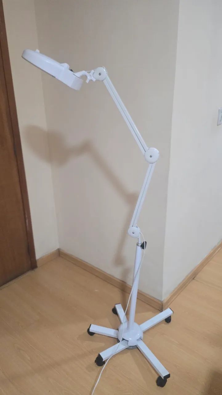 Lupa de palavra com luz tripé 