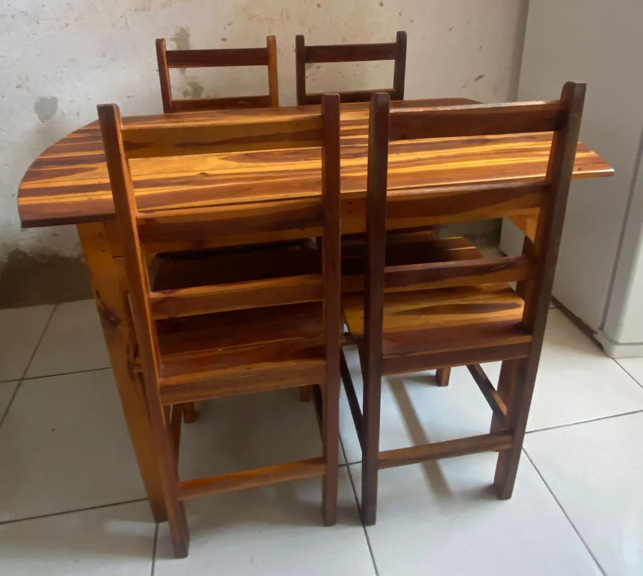 Mesa de madeira com 4 cadeiras - Foto 2