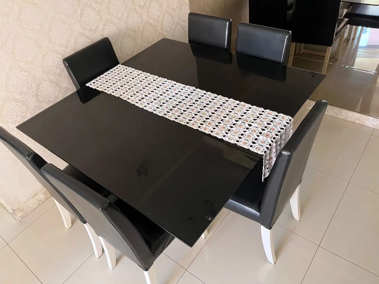 Mesa quadrada com 6 cadeiras 