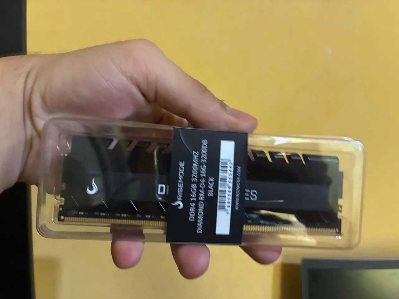 Memória RAM 16 GB ( Risemode). 