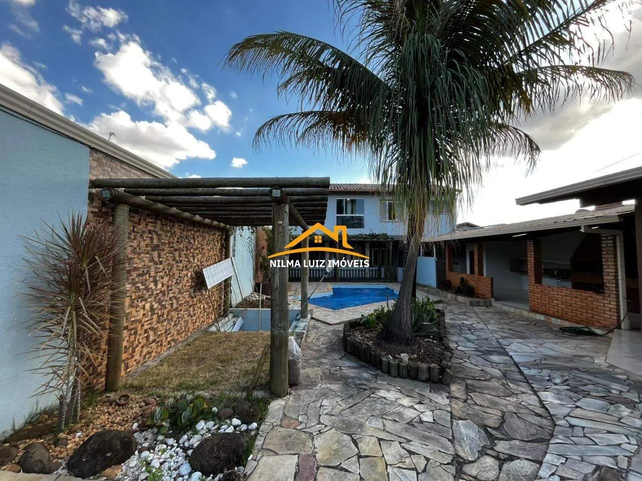 EXCELENTE CASA DUPLEX COM AMPLO ESPAÇO E ÁREA DE LAZER COMPLETA COM PISCINA - Foto 2