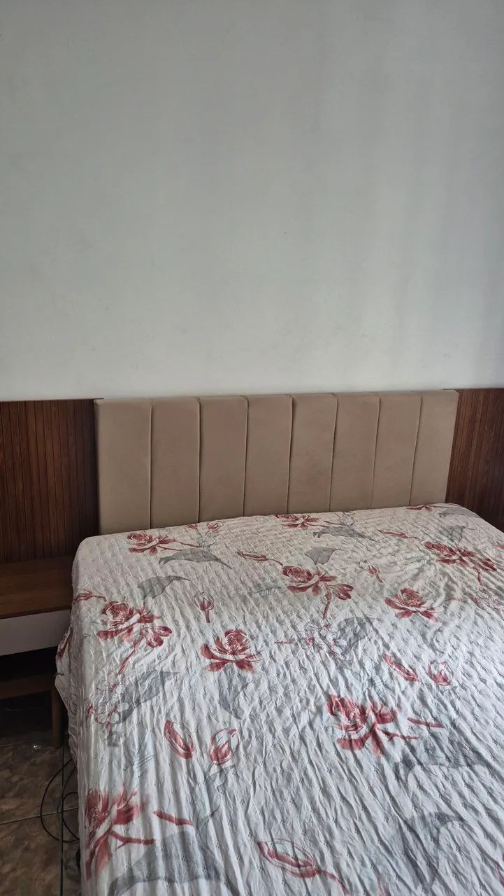 Cabeceira de cama com criado mudo 