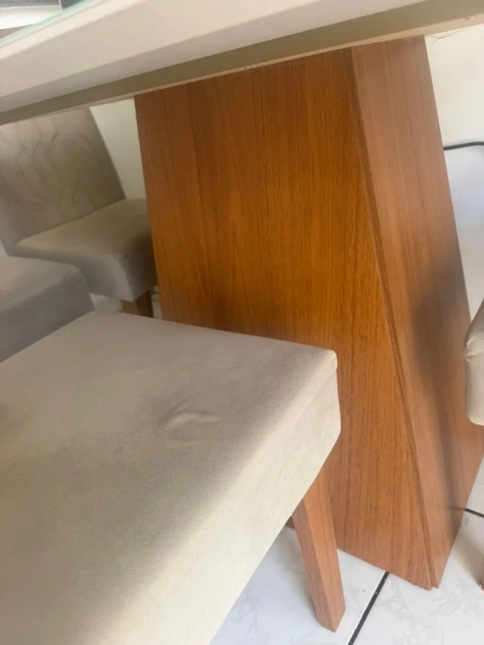 Mesa quadrada de jantar e 4 cadeiras semi novo