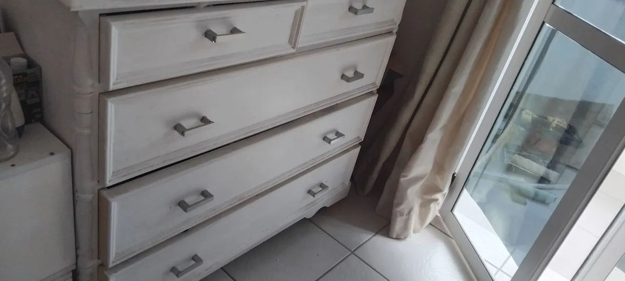 Cômoda antiga toda em madeira - Foto 3