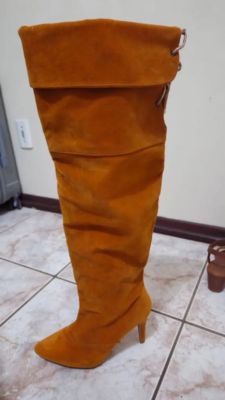 BOTAS DE CAMURÇA COR OCRE - Foto 2