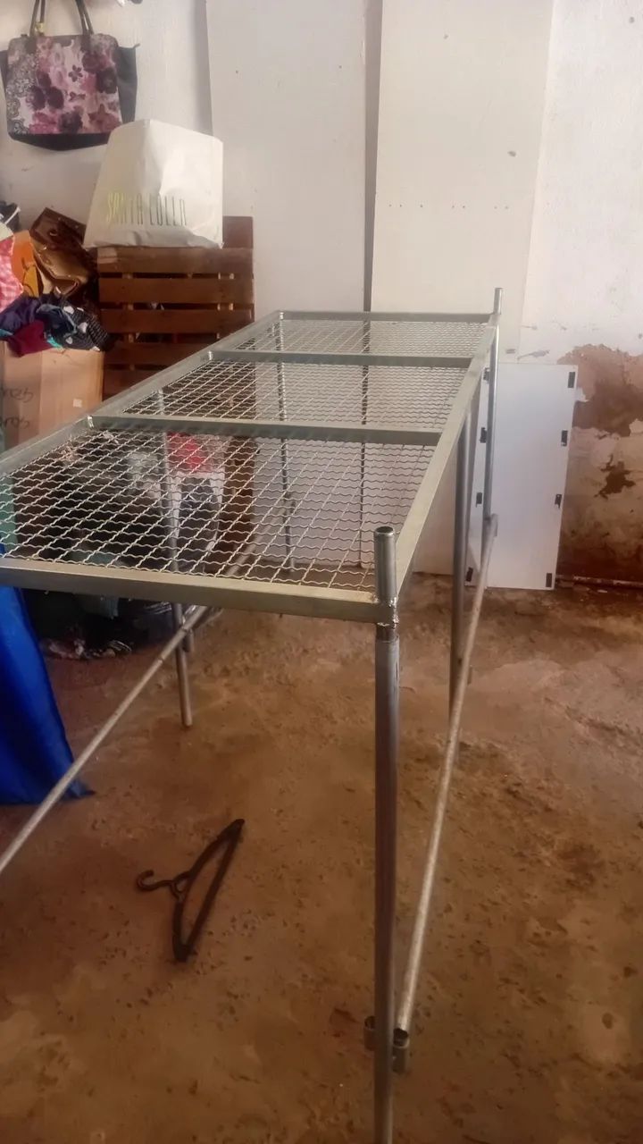 uma banca com a barraca 