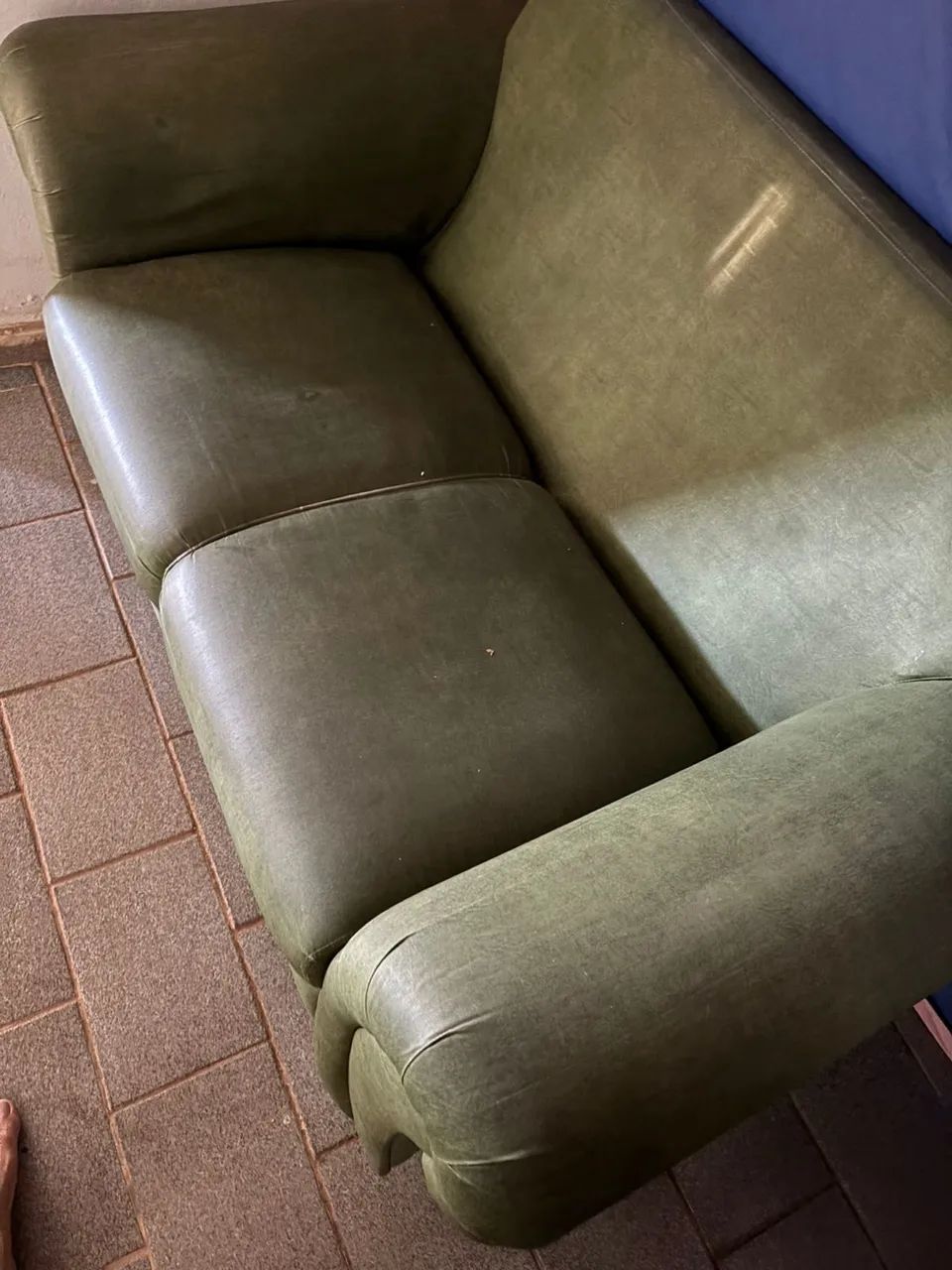 Vendo sofá de 2 lugares ( material couro sintético) 