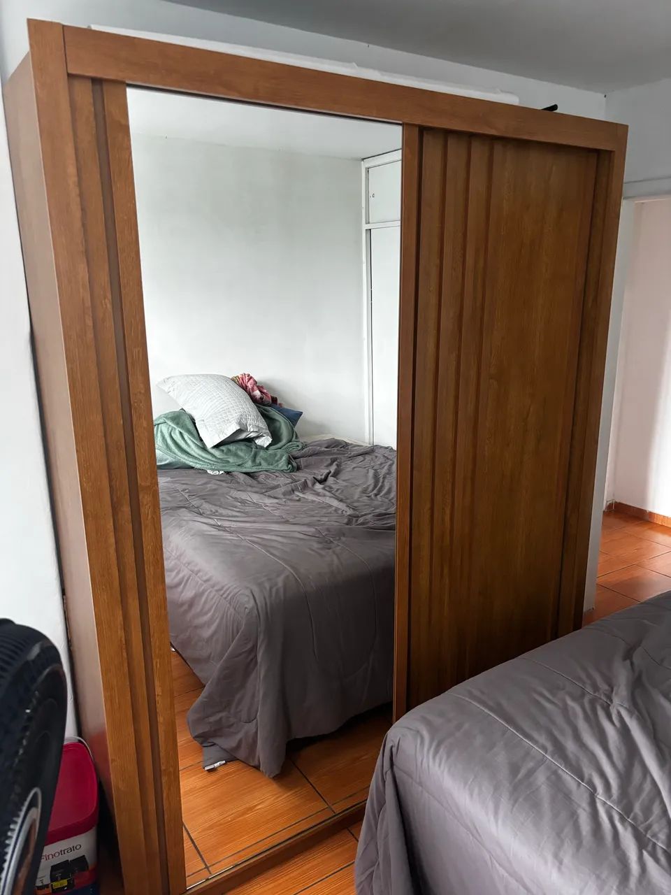 Guarda roupa porta de correr com espelho