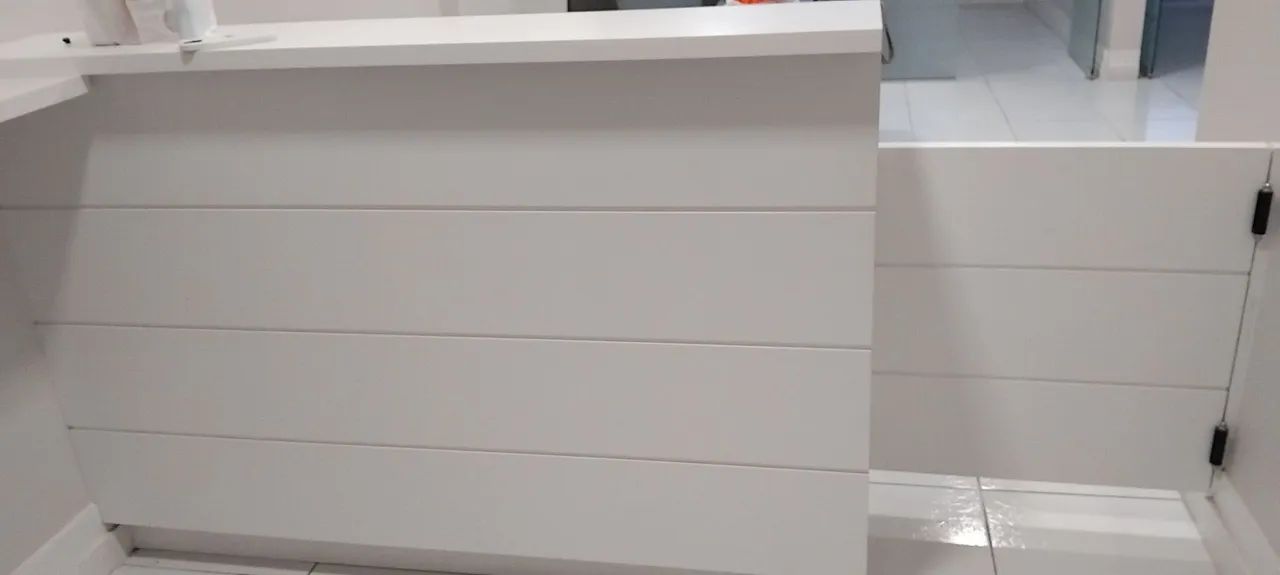 Balcão com mesa de recepção e divisória 