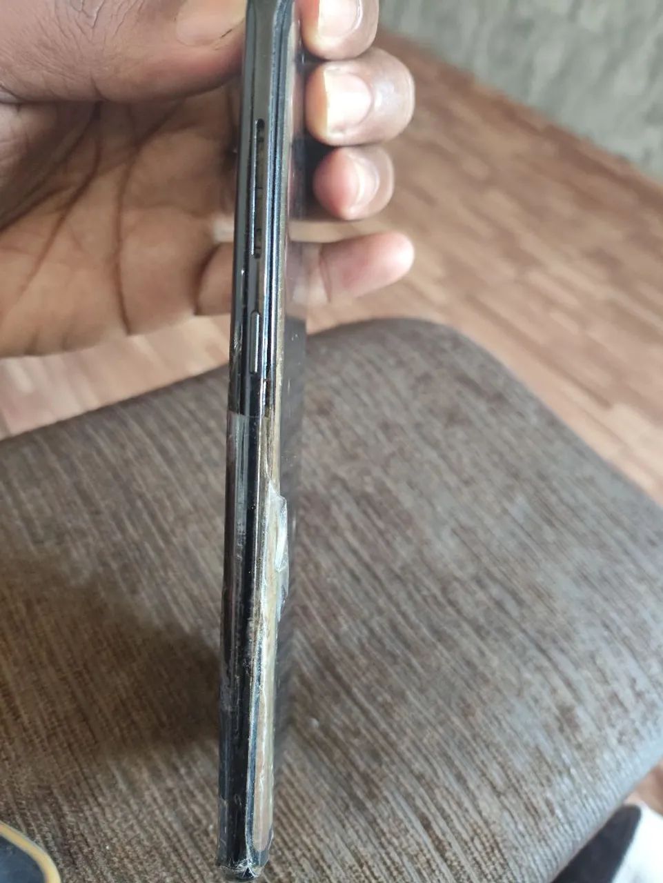 Celular s8+. Com marcas de uso, sem o botão de aumentar e abaixar o volume, funcionando.  - Foto 5