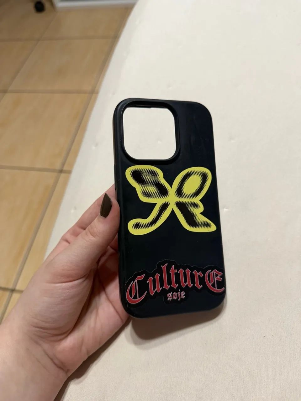 Capa iPhone 16 pro com adesivo 