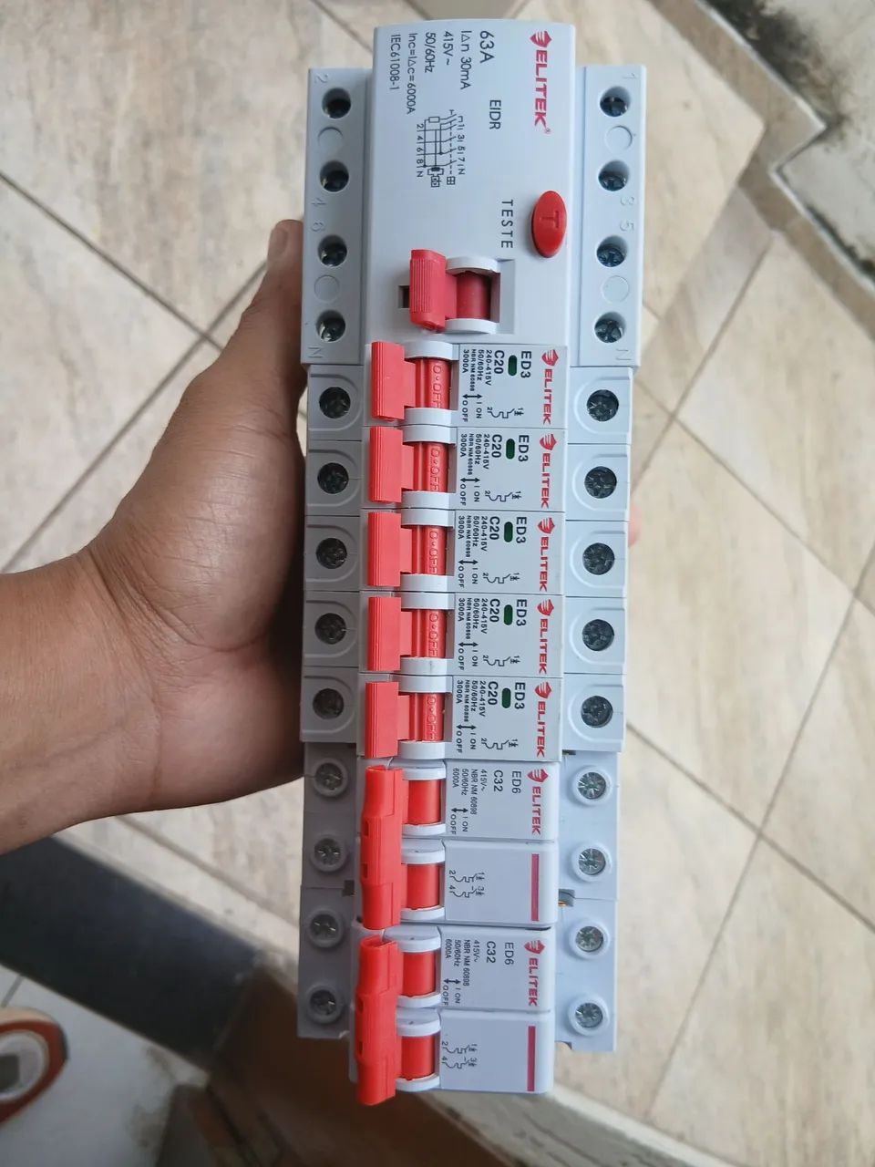 Vendo dois kits de disjuntores mais dois IDR 63A