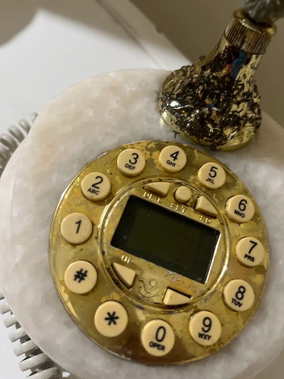 telefone retrô de estilo europeu com detalhes em mármore sintético e dourado.  - Foto 4