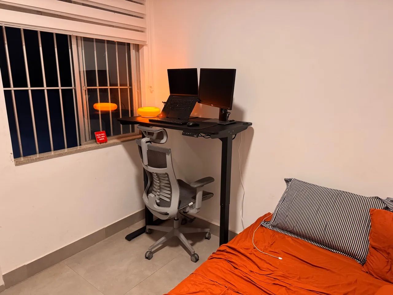 Mesa gamer de escritório regulável elétrica