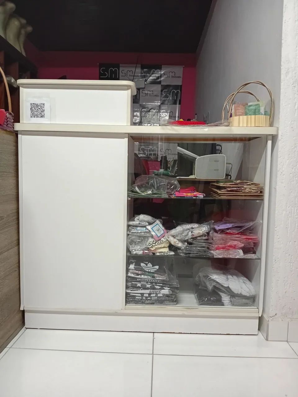 Vendo Balcão Caixa, com vitrine, gaveta com chave