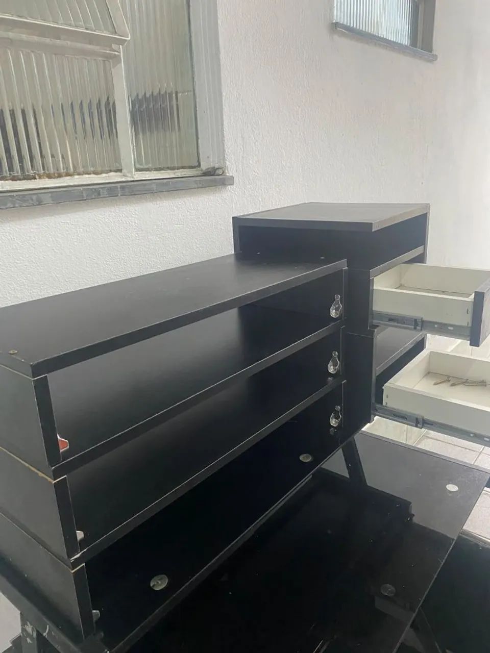 Vendo mesa, criado mudo, cabeceira e cabideiro  - Foto 5