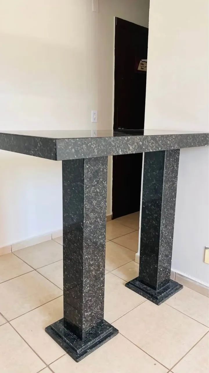 Mesa de pedra/mármore bem mais robusta que uma mesa de jantar comum