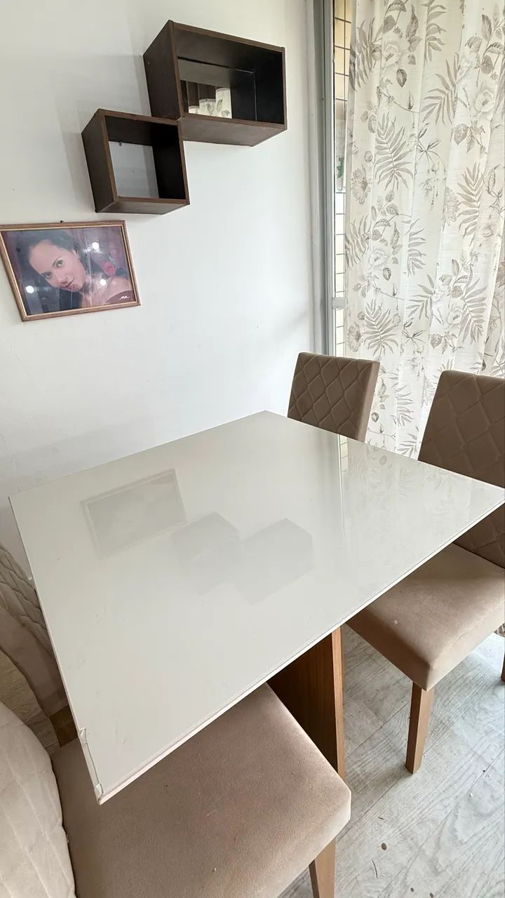Mesa com tampa de vidro e 4 cadeiras acolchoadas  - Foto 5