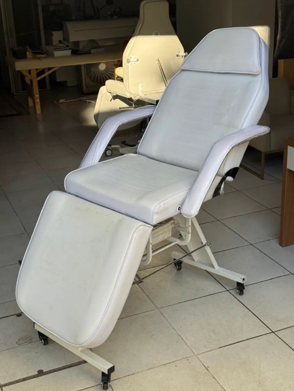 Maca Estética Reclinável Branca (Estek)