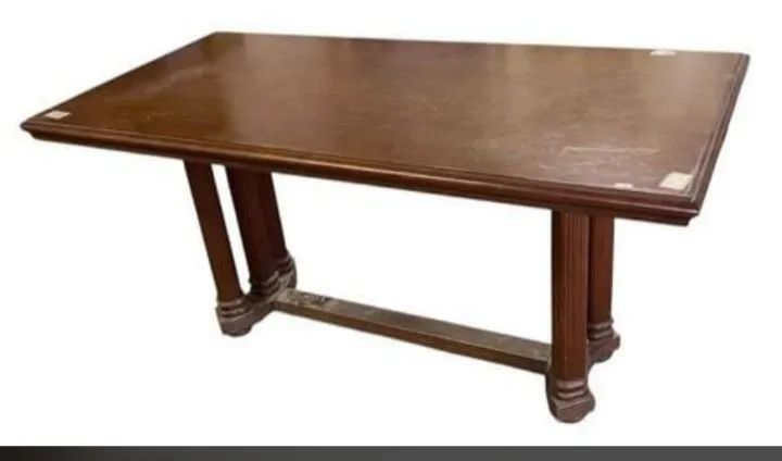 Mesa de jantar americana em madeira 