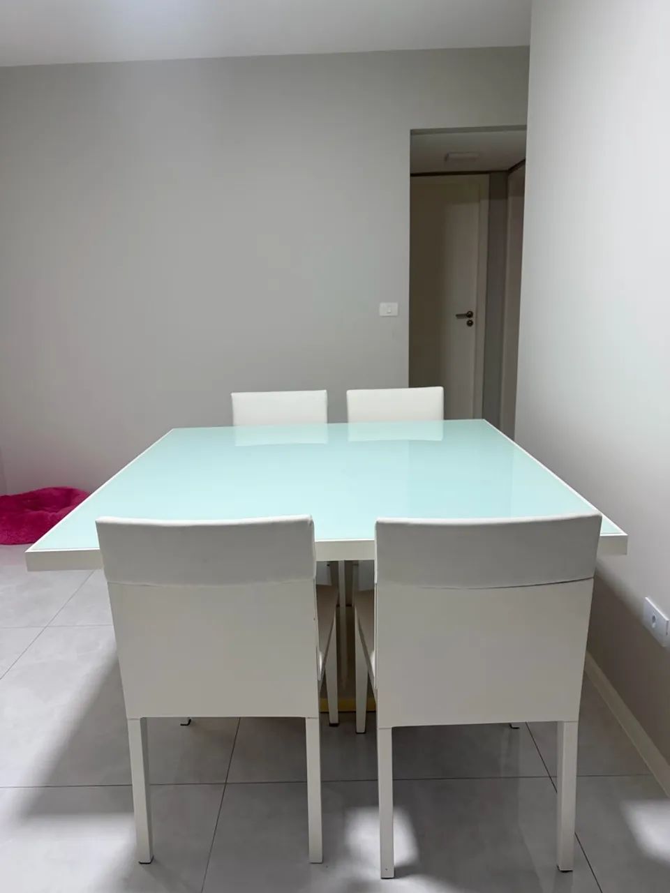 Mesa laqueada 140x140 com 4 cadeiras 