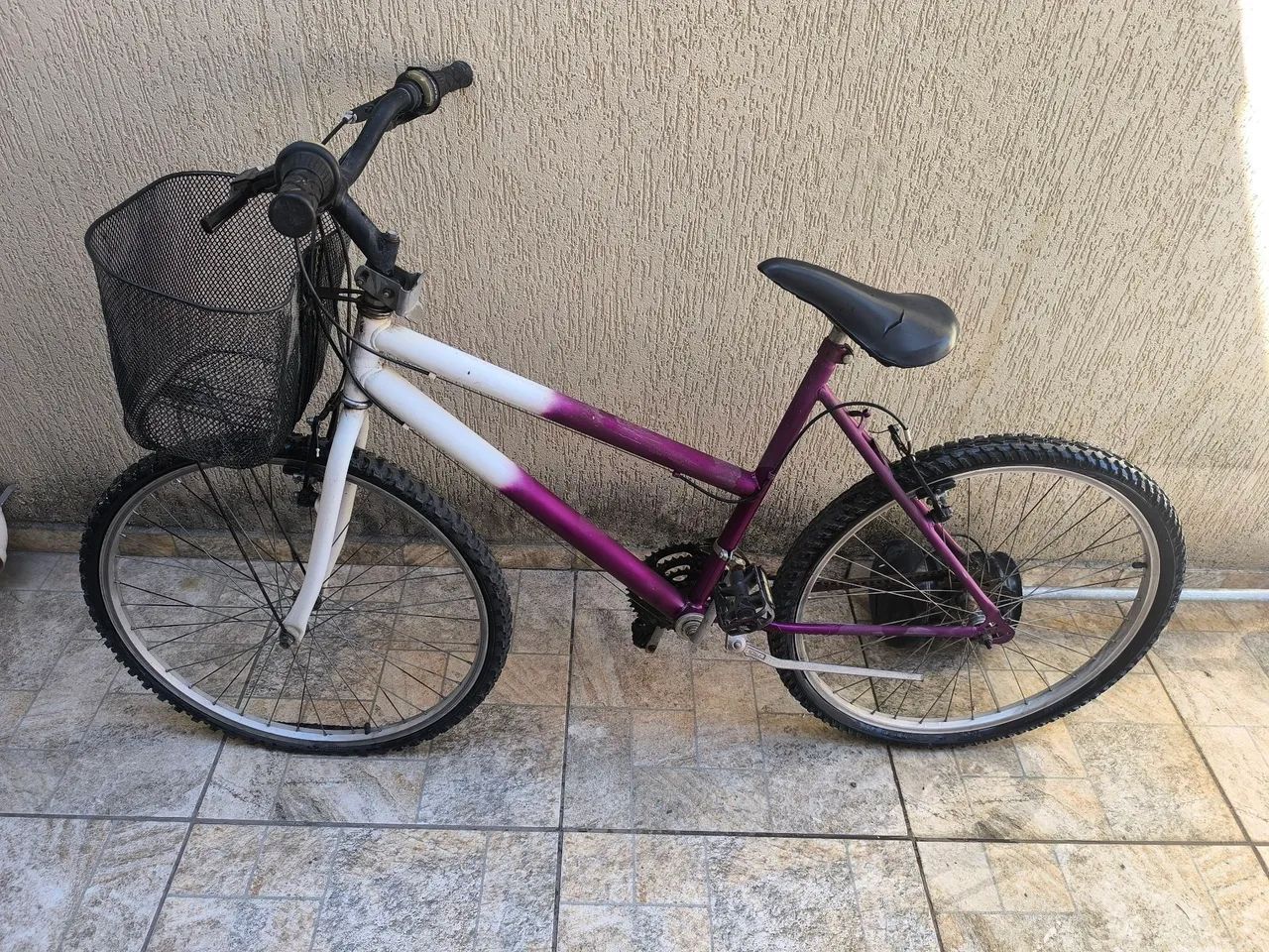 ?Bicicleta Feminina Aro 26 com Marcha e Cestinha -Desapego