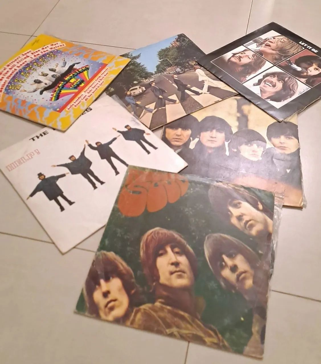 Lote com seis discos de vinil dos Beatles